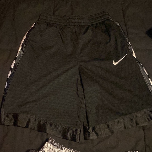 Bundle of boys Nike shorts - Picture 5 of 9
